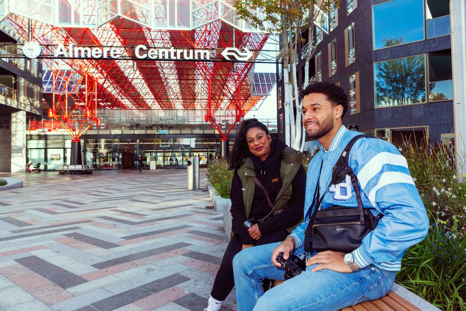 Stel bij station Almere Centrum
