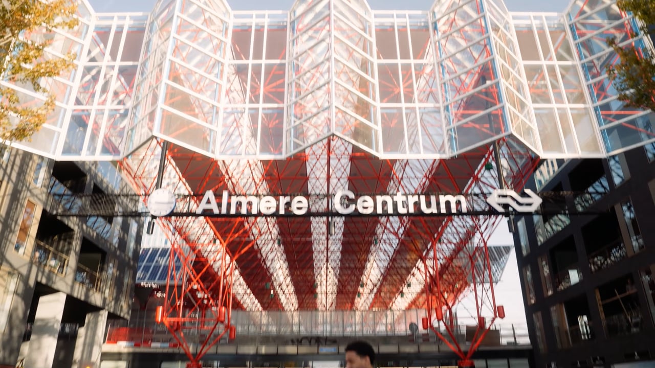 Station Almere Centrum met opvallend rood staalwerk